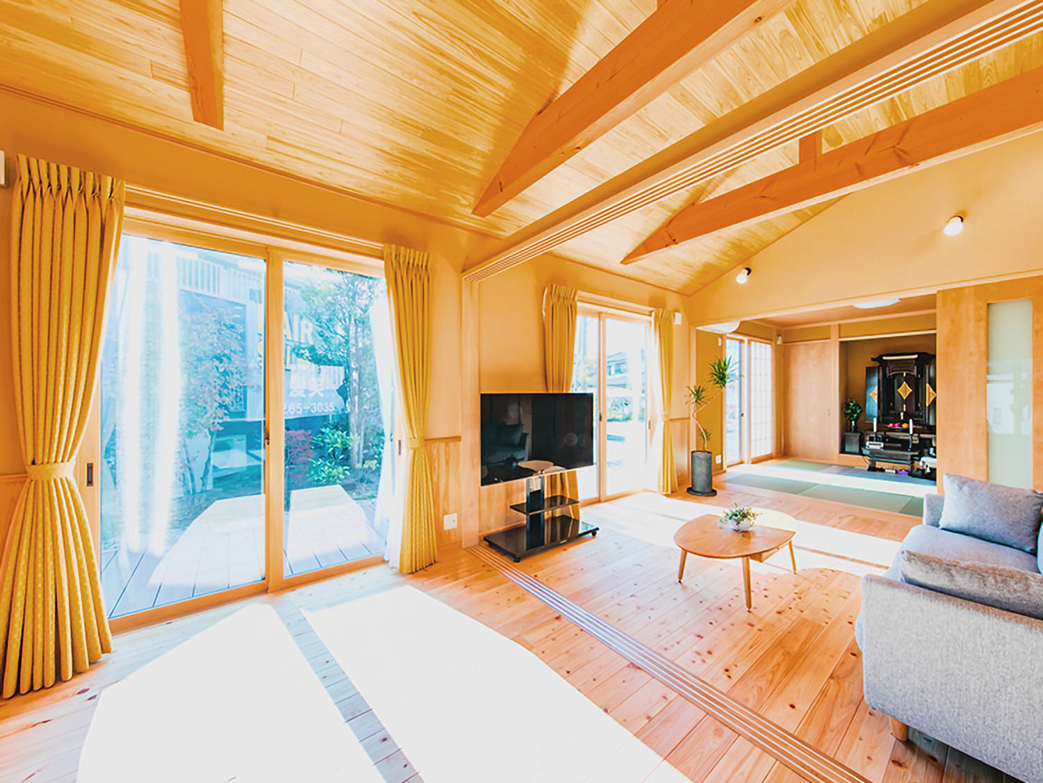 3部屋をつないだ空間は日当たりや通気性も抜群。檜無垢材を自然塗料で仕上げた床板は厚さが3cmを採用。